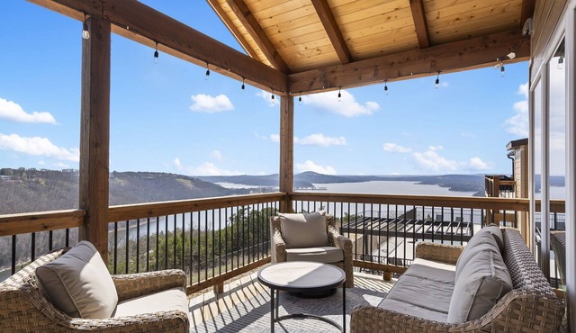 Hot Tub, Lake Views, Shared Pools & Free Tickets at Feels Like Summer