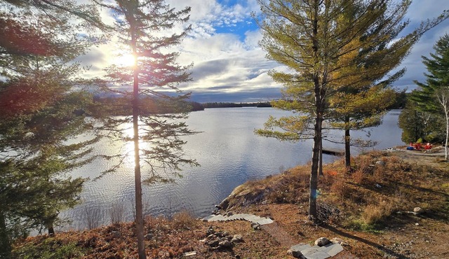 Hot Tub, Lake Views & Hiking Trails – The Ultimate Nature Getaway