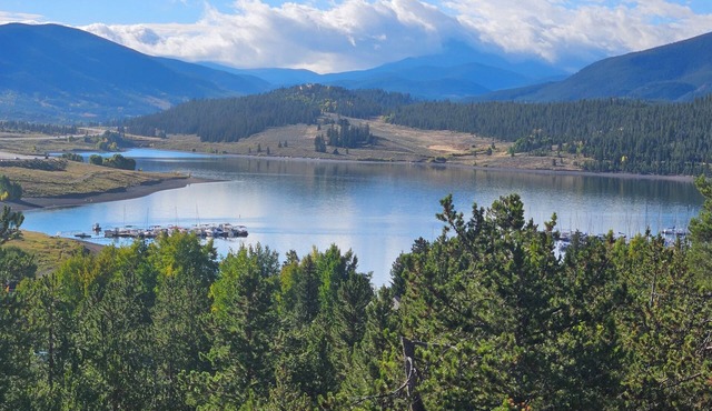 Hot Tub, Lake Views, Pool Table, Walk to Dillon Amphitheater Concerts & Marina