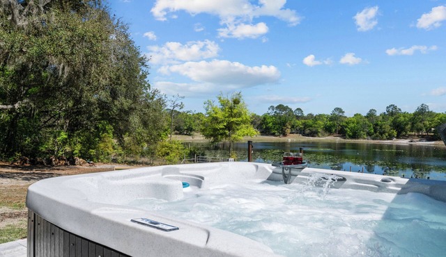 Hot Tub~Lakefront~2 Fire Pits~Pedal Boat~Fishing