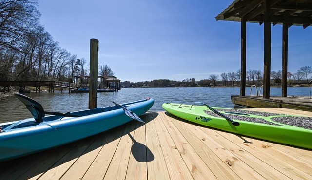 Hot Tub, Lakefront, EV Charger, Screened Porch, Private Dock, Pet Friendly