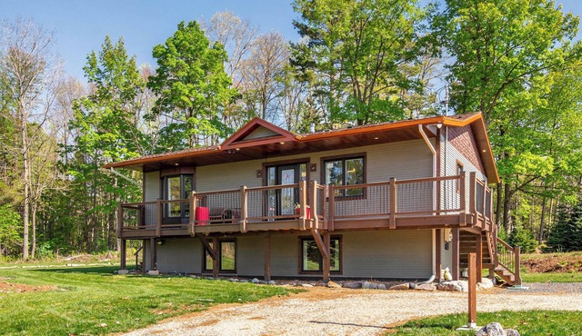 Hot Tub Lakeside Cottage – 30 Min from Mont Tremblant
