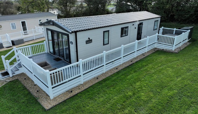 Hot Tub Lodge Cornwall - Meadow Lakes Holiday Park