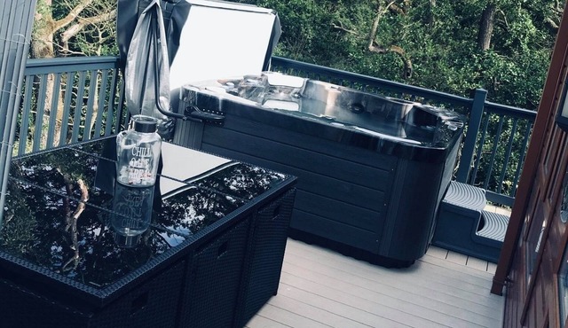 Hot tub lodge getaway with bar & many locals attractions, beaches, zoo ect