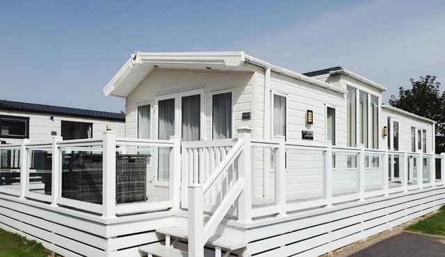 Hot Tub Lodge in the Cotswolds - Pet Friendly