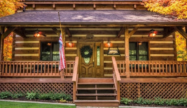 Hot Tub Log Cabin on 5 Wooded Acres. Private fishing pond.