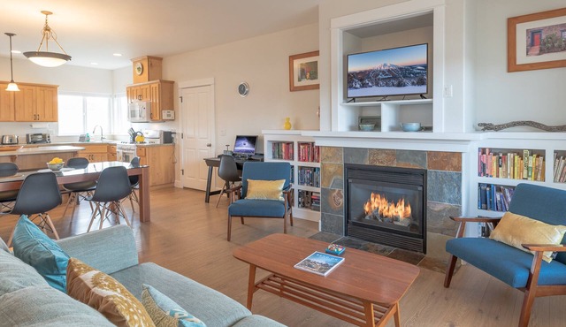 Hot Tub ~ Lovely Bend home ~ Fireplace ~ Dog Friendly ~ Fenced Yard!