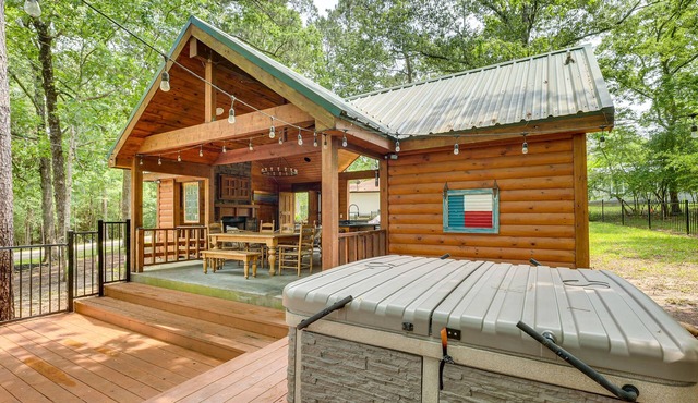 Hot Tub: Luxe Lake Livingston Cabin in Cape Royale