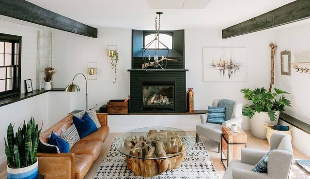 HOT TUB✨luxury✨160 yr old Country Coach House