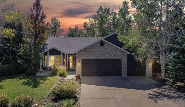 Hot Tub, Luxury King Bed & Yard Games ~ Quiet & Serene w Incredible Yard