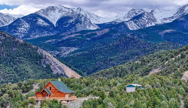 Hot Tub ✷ Majestic Views ✷ Remote Getaway