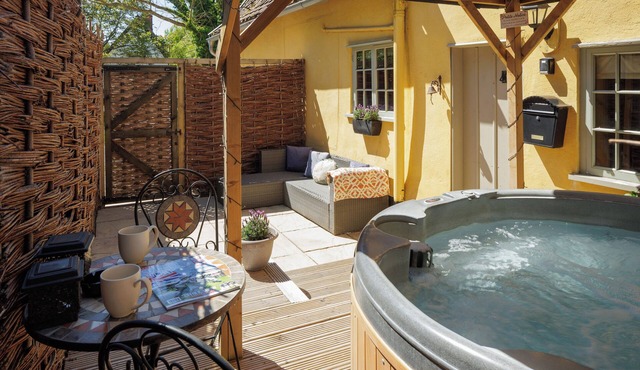 Hot tub, masseuse, private chef, pizza oven, fire place and dog friendly