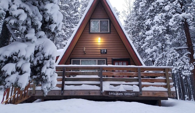 Hot Tub Mind Serene-Serenity Chalet 15 mins from the lake
