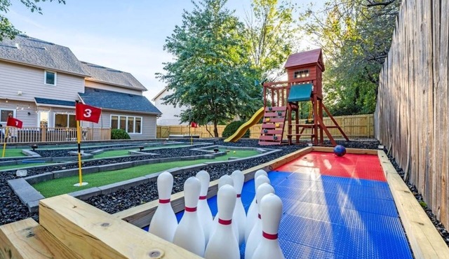 Hot Tub- Mini Golf- Movie Theater- Gym- Bowling- Huge Game Room