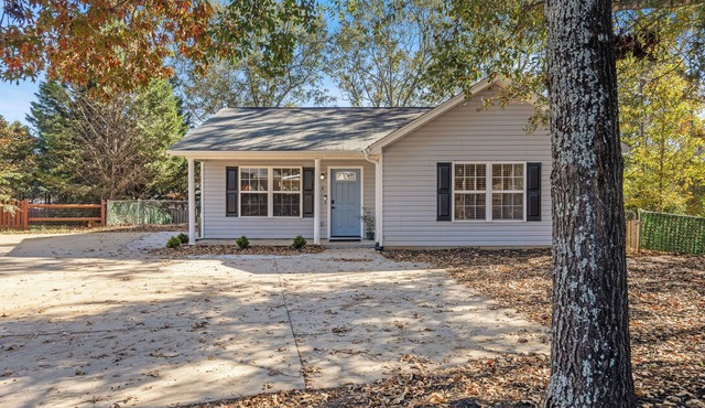 Hot Tub & Mini Golf · Fenced Yard · Covered Patio for Groups · Sleeps8 · Pets OK