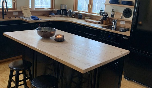 Hot tub! Minutes from Downtown, Airport, Parks and BSU