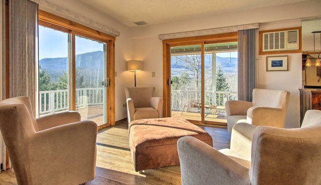Hot Tub & Moat Mtn Views: North Conway Townhouse