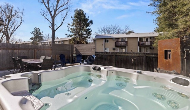 Hot Tub-Modern-Central