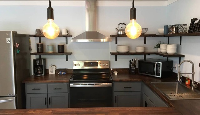 HOT TUB! Modern-Cozy-Perfectly Located