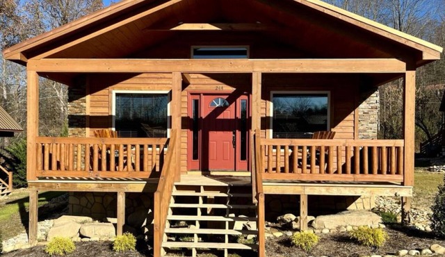 Hot Tub, Mountain views, Pool & Resort Escape!