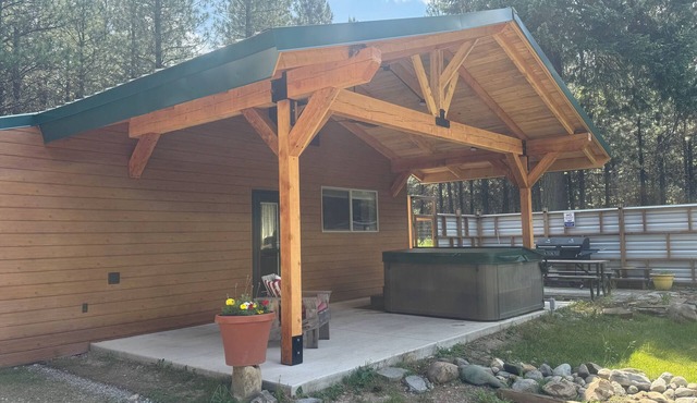 Hot Tub & Mountain Views in Libby