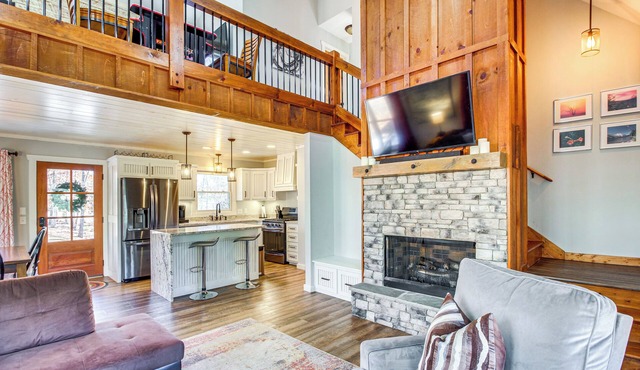 Hot Tub & Movie Room: Updated Cabin in Ellijay!