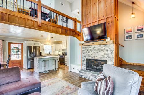 Hot Tub & Movie Room: Updated Cabin in Ellijay!