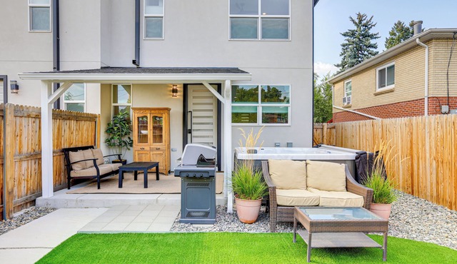 Hot Tub & Mtn-View Rooftop Deck: Golden Home