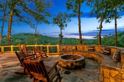 Hot Tub & Mtn Views! Creekside Mineral Bluff Cabin