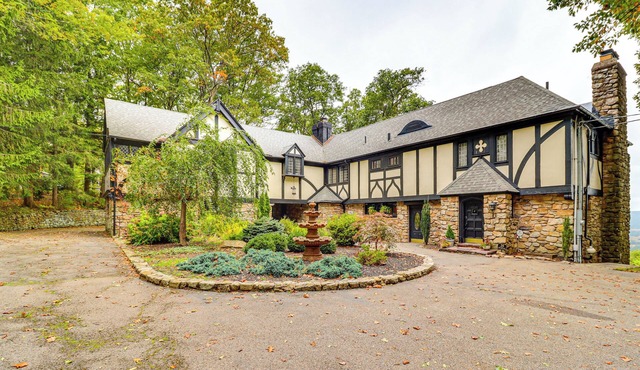 Hot Tub & Mtn Views: Expansive Hazleton Retreat