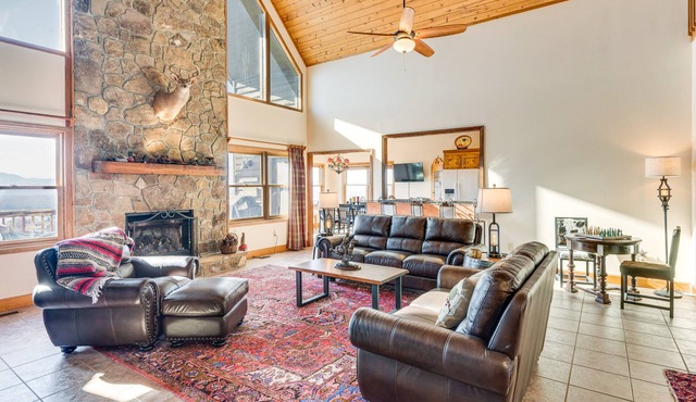 Hot Tub, Mtn Views & Games! Hayesville Home