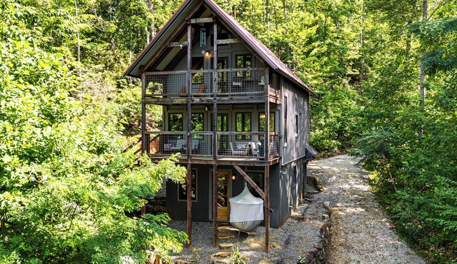 Hot Tub & Mtn Views: Modern Old Fort Hideaway!