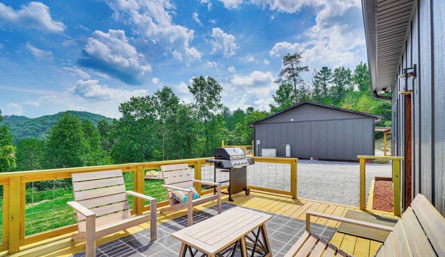 Hot Tub & Mtn Views: Pet-Friendly Englewood Cabin