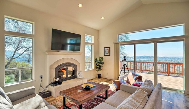 Hot Tub & Mtn Views: Peaceful Columbia Retreat!