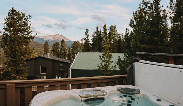 Hot Tub + Mtn Views 5 Min to Town Sleeps 8 Peak 7 Retreat Dog Friendly