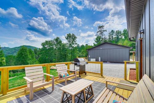 Hot Tub & Mtn Views: Pet-Friendly Englewood Cabin