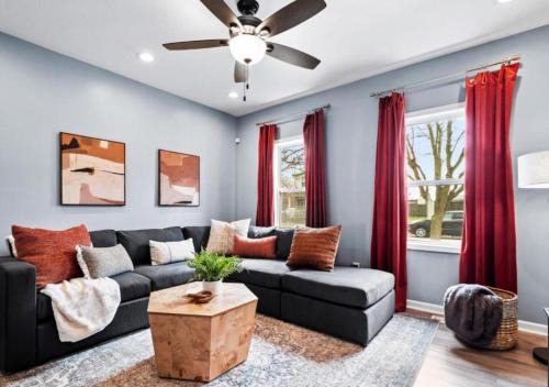 Hot Tub N64 Mins to Downtown Sleeps 8