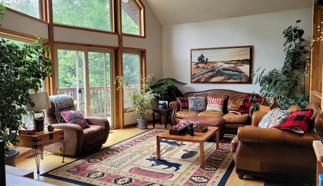 HOT TUB-Natural paradise, timber frame, sauna, close to Casino and ski hill.