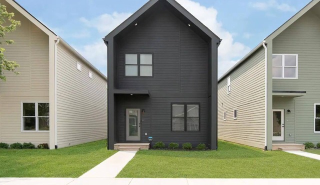 Hot Tub! Near Downtown!