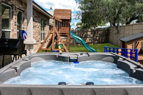 Hot Tub Near Sea World BBQ Yard Games Swing Set
