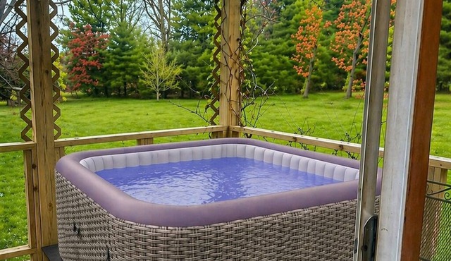 Hot tub! Nearby Golfing! Kayaking! Beach Pass!