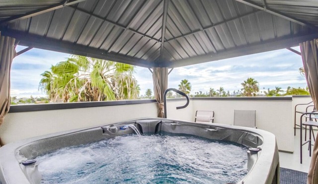 Hot Tub, New 2 Bedroom Park Blvd Condo