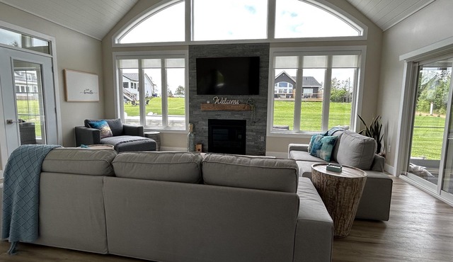 Hot Tub/New 3 Bedroom House/Walk to Beach