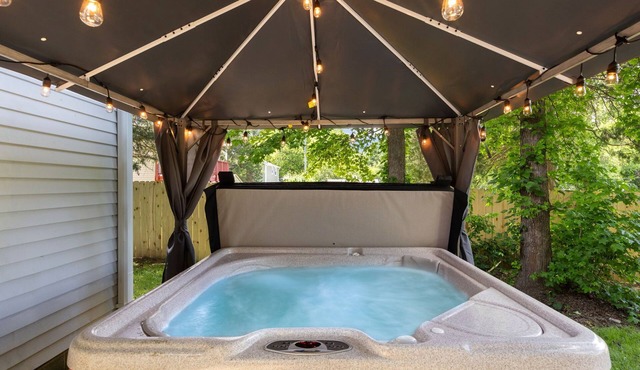 Hot Tub Oasis Close to Airport 2Bd