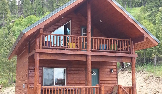 HOT TUB ON DECK. 14 miles to Yellowstone! Easy Access.