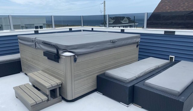 HOT TUB ON DECK, OCEAN VIEW, WALKING DISTANCE TO RESTAURANTS, BARS AND BOARDWALK