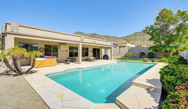 Hot Tub & On-Site Hiking: Phoenix Retreat!