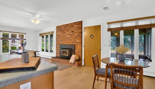 Hot Tub Open! Cozy lakeview Home w Great Beach!