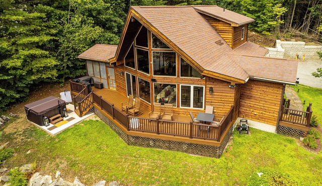 Hot Tub & Outdoor Fireplace: Inviting Hinsdale Gem