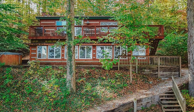 Hot tub overlooking Lake Monroe. Pet Friendly!